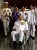 Thai protests pause as country honors king