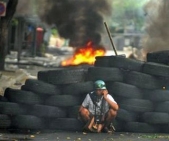 Thai protest leader calls PM's aide to propose truce